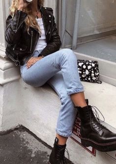 Black Faux Leather Jacket Outfit, Faux Leather Jacket Outfit, White Tees Outfit, City Street Style, Rihanna Street Style, Jeans Outfit Winter, Outfit Ideas For Women, Black Faux Leather Jacket