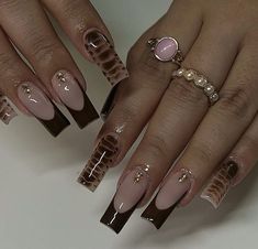 Try this chic and stylish nail art look for flawless nails! #NailArt #Beauty Stylish Nail Art, Brown Acrylic Nails, Tapered Square Nails, Fall Acrylic Nails, Brown Nails, Square Acrylic Nails