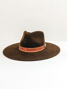 This adorable new Charlie 1 Horse hat is the perfect statement piece for the upcoming seasons! The White Sands Hat by Charlie 1 Horse features wool felt material, a pinched front rancher style profile, a 3 3/4 inch wide flat brim, and a crown that measures 4 1/4 inches. The hatband is a trendy leather tooling that fits perfectly around the base of the crown and includes a silver concho with turquoise detailing. To top the look off, there is a removable arrow pendant. This genuine Charlie 1 Horse Charlie 1 Hat, Rodeo Attire, Charlie 1 Horse Hat, Charlie Horse, Horse White, Trendy Boutique Clothing, Tool Band, Cozy Crochet Patterns, Rancher Hat