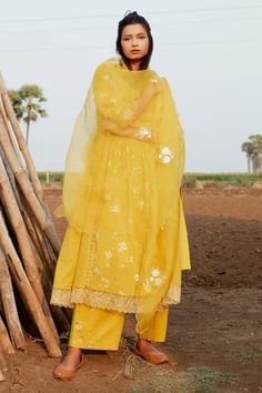 Shop for Label Earthen Yellow Cotton Mulmul Foil Print Gathered Kurta Set for Women Online at Aza Fashions Yellow Cotton Sets With Sheer Dupatta, Yellow Cotton Sharara With Pallu, Yellow Cotton Palazzo Set With Gota Work, Yellow Cotton Palazzo Set For Wedding, Label Earthen, Turmeric Yellow, Yellow Kurta, Resham Work, Kurta Set For Women