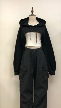 Acubi Cold Outfits, Acubi Outfits Ideas, Tomboy Outfits Aesthetic, Clothes Acubi, 00s Mode, Stylish Outfits Casual, Dress Design Sketches, Tomboy Outfits, Black Cargo Pants