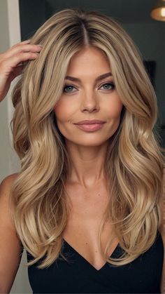 Chic and Easy Mom Haircuts for Fine Hair - Fads Brunettes With Blonde Hair, Blonde Hair In Your 40s, Middle Hair Part Hairstyles, Jlo Haircut, Old Money Blonde Medium Length, Blonde Hair Styles Medium Length, Blonde Hair For Olive Skin Tone, Long Mom Haircut, Best Haircut For Oval Face