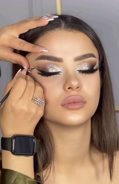 Makeup That Goes With Silver Dress, Classy Prom Makeup Looks, Makeup Ideas For A White Dress, Silver Gown Makeup Look, Makeup Look For Silver Dress, Black And Silver Eye Makeup Simple, Silver Eyeshadow Makeup Looks, Makeup For A Silver Dress, Black Sequin Dress Makeup