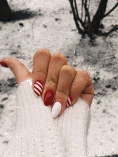 Cute Simple Christmas Nails Almond, Winter Nails Almond Shape Red, Red Oval Christmas Nails, Short Oval Nails Acrylic Christmas, Chistmas Nails 2022, Red Holiday Nails Almond, Almond Nails Christmas Designs Simple, Christmas Nails Simple Classy Almond, Christmas Nails Acrylic Round