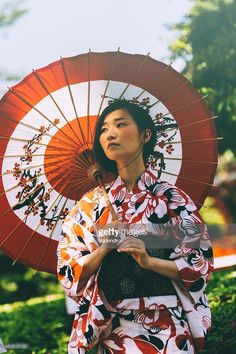 Standing With Umbrella Pose, Japanese Paper Umbrella, Woman Holding Umbrella Reference, Holding Parasol Pose, Person With Umbrella Reference, Elegant Standing Poses Reference Drawing, Holding Parasol Reference, Holding An Umbrella Pose Drawing, Person Holding Umbrella Reference