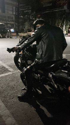 Night ride cowo wattpad cogan motor pfp chara keren cool inspirasi boy badboy riding style outfit black Motorcycle Guy, Image Moto, Bike Aesthetic, Motorcycle Aesthetic, Biker Aesthetic, Motorcycle Men, Biker Boys, Pretty Bike