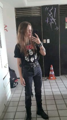 rock metalhead metal Metal Core Outfit, Metal Head Style, Metal Outfits Women, Metalcore Outfit, 80s Metalhead, Metal Girl Outfit, 80s Metal Fashion, Metal Head Outfits, Metalhead Outfits