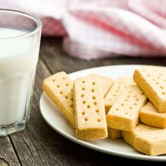 Perfectly crumbly, irresistibly buttery and wonderfully delicious, this traditional Scottish Shortbread recipe is a keeper! Shortbread Fingers, Galletas Keto, Scottish Shortbread Cookies, Scottish Shortbread, Walkers Shortbread, Shortbread Recipe, How To Make Dough, Scottish Recipes, Shortbread Cookie Recipe