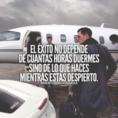 a man walking towards an airplane with the caption'el exitoo no depende de cautatass horas dumbres sino de lo que haces mentales