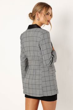 DETAILS
This playful and fashion-forward piece will elevate your outfit instantly, whether you're headed to the office or a night out on the town. Relaxed style blazer features a collared lapel, long sleeves, and a button close for a trendy look that is both stylish and functional.

collared with lapel

long sleeves
one button close

non functional front pockets

grey check pattern
lined

material - 63% polyester / 29% rayon / 3%spandex









SIZING

model is 5' 8" and wears a Size XS
model s Spring Collared Blazer Dress For Workwear, Office Lady Blazer With Lapel Collar, Office Chic Blazer, Tailored Blazer Dress With Lapel Collar For Office, Office Lady Blazer Dress With Lapel Collar, Business Casual Blazer With Suit Collar, Office Chic Business Casual Blazer With Suit Collar, Notch Lapel Blazer Dress For Fall Workwear, Trendy Notch Lapel Blazer Dress For Fall