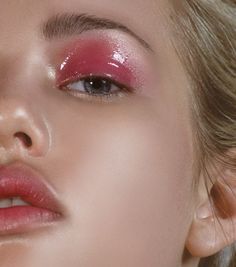 glossy wet look eyeshadow More Editorial Make-up, I Heart Makeup, Permanente Make-up, Mascara Hacks, Glossy Lids, Festival Make Up, Glossy Eyes, Glossy Makeup, Beauty Make-up