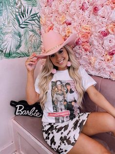 Cowgirl Vibes, Botas Western, The Perfect Couple, Disco Cowgirl, Country Tees, Western Tee, Estilo Country, Stretchy Skirt, Boho Boutique