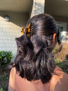 Wavy Half Up Half Down Short Hair, Hairclip Half Up Half Down, Cute Hairstyles For Short Wavy Hair, Short Hairstyle Women Half Up Half Down, Half Up Half Down Shoulder Length Hair, Curly Hair Butterfly Cut, Hair Butterfly Cut, Wavy Short Hairstyles, Hairclip Hairstyles