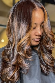 30 Trendy Copper Brown Hair Color Ideas to Transform Your look - Your Classy Look Copper Brown Highlights, Copper Brown Hair Color, Copper Brown Hair, Hair Expo, Blonde Natural Hair, Brown Hair Color Ideas, Flat Iron Curls, Brown Hair Color, Soft Layers