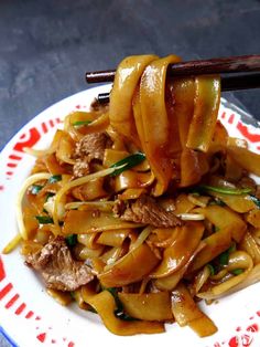 Beef Chow Fun Recipe, Chinese Rice Noodles, Chow Fun Noodles, Beef Chow Fun, Rice Noodles Recipe, Chow Fun Recipe, Thick Rice Noodles, Chow Fun, Asian Noodle Recipes