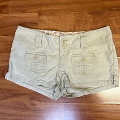 Vintage Abercrombie & Fitch Size 2 Button And Zip Front Shorts Front Flap Pockets Double Button Waist Inseam 2 1/4” Rise Approx 7 1/2” Belt Loops Spring Cotton Button-up Bottoms, Summer Cotton Button-up Pants, Beige Bottoms With Button Cuffs For Summer, Mid-rise Cotton Bottoms With Snap Buttons, Cotton Shorts With Buttons, Short Cotton Pants With Button Closure, Button-up Cotton Bottoms, Cotton Button-up Bottoms, Casual Fitted Bottoms With Button Cuffs