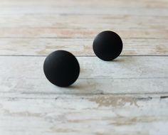 "These round studs are great for everyday wear. Simple and minimalist earrings for him or for her are available in different sizes. They are displayed on beautiful earrings card with saying: \"Keep it simple\". ＡＶＡＩＬＡＢＬＥ ＩＮ ４５ ＣＯＬＯＲＳ Follow this link: ⇨ https://www.etsy.com/listing/709926926 ➤LISTING INCLUDES: ➣ One PAIR of stud earrings ➣ Color: matte black ➣ Diameter: 5 mm, 7 mm, 9 mm, 11 mm or 13 mm (choose from drop down menu) ➤MATERIAL: ☑ polymer clay ☑ Surgical steel or titanium posts (cho Modern Black Plug Earrings As Gift, Minimalist Black Plug Earrings For Gift, Minimalist Black Earrings For Everyday, Black Minimalist Everyday Earrings, Minimalist Black Matte Finish Jewelry, Black Stud Jewelry For Gift, Earrings Card, Stud Earrings Black, Black Studs