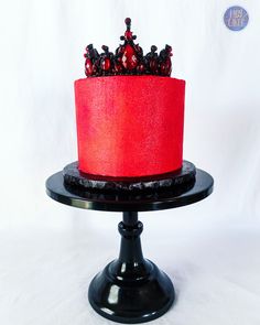 A beautiful red cake covered in sparkle, topped with a completely edible crown with red jewels Queen Of Hearts Cake Ideas, Rise Of Red Cake, Red Queen Crown, Queen Of Hearts Cake, Shower Cakes Bridal, Descendants Cake, Hearts Cake, Alice In Wonderland Cakes, Heart Cakes