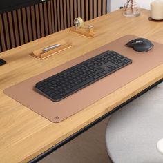 Auf einem Schriebtisch liegt eine Schreibtischunterlage aus Linoleum in Walnuss von Good Wilhelm Apple Inc, Desk Pad, Linoleum, Desk Mat, Environmentally Friendly, Cork, Walnut, Desk