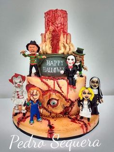 a halloween cake with many figurines on it and the words happy halloween written in spanish