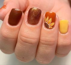 Yellow And Maroon Nails, Fall Nails For Wedding, Fall Nails Sunflowers, Thanksgiving Manicure Ideas, Short Simple Fall Nails, Simple Sunflower Nails, November Nail Ideas Gel, Thanksgiving Acrylic Nails, Fall Sunflower Nails