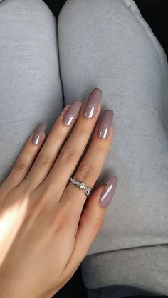 Ami lo stile minimalista? Queste idee nail art di novembre 2024 sono perfette per un look raffinato e discreto.
#NailArtMinimalista #UnghieEleganti #IdeeSemplici #TendenzeMinimal #Nail2024 End Of Summer Early Fall Nails, Fall One Color Nails, Nail Art Ideas For Fall, Trending Fall Nails 2024, Fall Nails For Light Skin, Brown Nail Color Ideas, Late September Nails, Taupe Fall Nails, Nails To Match Sage Green Dress