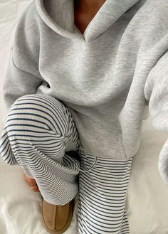 Fall Comfy Outfits 2024, Cute Outfits To Wear With Sweatpants, Cozy Outfits For Winter, Cold Weather School Outfits, Winter Fits Comfy, Grey Trackies Outfit, Outfit Ideas Stockholm Style, Sunday Chill Outfit, Cozy Sunday Outfit