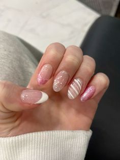 Holiday Nails Pastel, Gell Nails For Christmas, Pink Christmas French Tip Nails, Simple Nashville Nails, Nail Ideas Pink Christmas, Winter Nail Inspo Short Almond, Simple Christmas Nail Designs Pink, Pink And Red Xmas Nails, Non Basic Christmas Nails