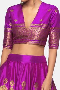 Blouse Design For Women, V Neck Silk Blouse, Neck Shapes, Payal Khandwala, Long Blouse Designs, German Police, Brocade Blouse