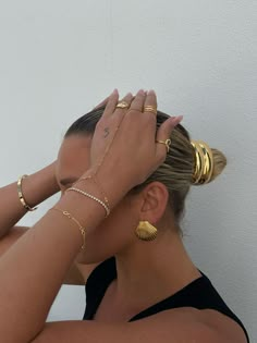 Gold Hand Jewelry Aesthetic, Bracelet To Ring Chain, Hand Chain Aesthetic, Aesthetic Gold Bracelets, Handchains Gold, Permanent Jewelry Photoshoot, Outfits With Gold Jewelry, Hand Chain Bracelet Gold