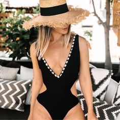 Stretch Zara White Beach Swimwear, White Zara Beach Swimwear, Chic Zara Swimwear For Summer, Zara Summer Party Swimwear, Zara Black One-piece Swimwear, Zara Summer Bodysuit For Poolside, Chic Zara Swimwear For Vacation, Zara Summer V-neck Swimwear, Chic Zara Bodysuit For Beach