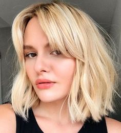 3 Bold and Beautiful Short Hair Bangs Ideas Layered Haircuts With Bangs, Bangs For Round Face, Bob Hairstyles With Bangs, Fringe Hairstyles, Trendy Haircuts, Penteado Cabelo Curto, Long Wavy Hair, Short Hair With Bangs, Short Blonde Hair