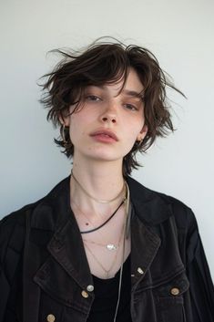 No Binary Haircuts, Boyish Haircuts For Women, Queer Masc Haircut, Short Hairstyles Masc, Futch Haircut, Short Haircuts Androgynous, Face Claims Androgynous, Short Hairstyle Androgynous, Genderless Haircut