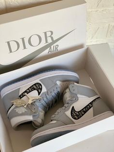 Featuring a pair of grey high top jordan 1 sneakers with dior fabric printed inside of the nike tick. Both soles are decorated with the Dior logo. Comes with a pair of dior socks, dior dust bag & box. Unisex Please note: All shoes run small therefore please order your usual size and you will be sent a size up. Air Dior, Nike Fashion Shoes, Jordan Shoes Retro