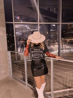 Long Dress With Cowboy Boots Wedding, Black Skirt Concert Outfit, Long Dress With Cowboy Boots, Wedding Cowboy Boots, Rodeo Outfit, Skort Outfit, Dresses With Cowboy Boots, Leather Skirt Outfit