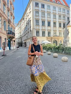 Italy Skirt Outfit, Spring Outfits For Pear Shaped Women, Germany Travel Outfits Summer, Florence Italy Outfits, Florence Italy Fashion, London Outfit Summer, Abroad Outfits, Greece Vacation Outfit, Greece Outfit Ideas