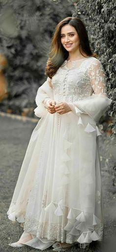 White Designer Suits Pakistani, White Dress Outfit Pakistani, Sana Javed Dress, Cloth Styling, Pakistani Dresses Party Wear, Party Wear Casual, White Frock, Sana Javed