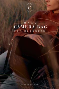 a woman sitting in tall grass with her hand on her shoulder and the words, it's my camera bag for bloggers