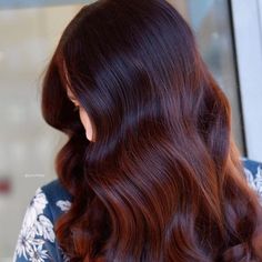 Cherry Brown Hair Color, Dark Cherry Brown Hair, Cherry Brown Hair, Brown Hair Color Shades, Cherry Hair Colors, Trendy We Fryzurach, Natural Brown Hair, Chocolate Brown Hair Color