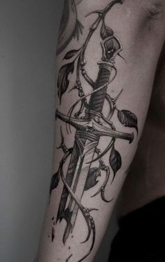 Blackwork Tattoo Men, Blackwork Tattoo Design Ideas, Fairytale Tattoos, Blackwork Rose Tattoo, Dark Fantasy Tattoo, Dark Tattoo Designs, Arlo Tattoo, Amazing Tattoo Ideas, Tatuaje Cover Up