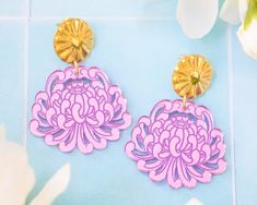 These light-weight chrysanthemum earrings are the perfect statement earrings to add an extra pop to your outfit! Acrylic is very lightweight so you can enjoy large, statement earrings comfortably all day. ♡ Made with light purple mirror acrylic. Please note the back of mirror acrylic is grey to allow for engraving ♡ Size: Approximately 2 inches in length  ♡ Earring post is stainless steel with rubber stoppers included ♡ Care Instructions: ♡ - To clean: Wipe with a microfiber cloth to remove any Chrysanthemum Jewelry, November Birth Month Flower, Purple Chrysanthemum, Self Gift, Purple Mirror, Large Statement Earrings, Mirror Acrylic, Birth Month Flower, Earring Post