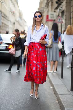 Skirt Print, Fashion Jobs, Street Beat, Net Fashion, Walking Down The Street, Happy Fashion, Red Skirt, Cooler Look