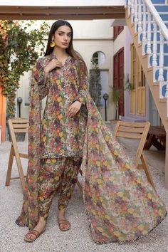 Casual dresses ideas Tulip Trouser, Printed Shalwar Kameez, Floral Lawn, Lawn Dresses, Glamour World, Casual Formal Dresses, Printable Ideas, Sewing Tutorials Clothes