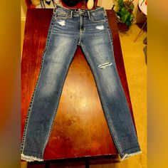 Brand New Never Been Worn Hollister High Rise Cropped Skinny Jeans. Very Cute Has A 7/8 Type Length, Just Didn’t Fit Me Right But They Are Really Cute! Corduroy Pants Women, Tan Pants, Hollister Pants, Stretch Chinos, High Rise Pants, Hollister Jeans, Jeans Color, Corduroy Pants