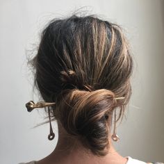 RHUBARB IN THE GARDEN Hair In A Bun, Salon Design, Good Hair Day, Different Hairstyles, Makeup Designs, Hair Envy, Hair Sticks, Messy Hairstyles, About Hair