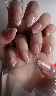 Nails Simple Elegant Natural Looks, Mother Of Pearl Nail Art, Bridal Nails Short, Embossed Nail Art, Nails Bling, Art Deco Nails, Fancy Nails Designs, Pink Gel, Happy Nails