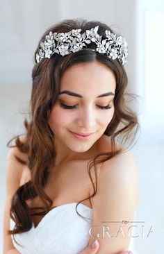 Bridal tiara Wedding crown Leaf headband Silver Tiara Bridal leaf crown Grecian wreath Laurel Wedding Goddess headpiece Crystal tiara A bridal tiara tops off any lady's look with splendor, elevating the whole feel of the sublime eyeful. Only wedding leaf crown for brides aspiring for nature-fresh ambience breathed by elegant intertwine of artfully premeditated ornamentation. Available in color: Silver. This mesmerizing bridal tiara waltzes wonderfully glorious extravagance of precious metal alon Silver Leaf Headband, Leaf Headband, Hair Silver, Leaf Crown, Leaves Headband, Silver Tiara, Crystal Tiara, Tiara Wedding, Silver Headband