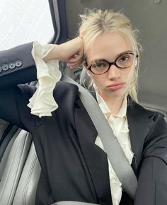 Miu Miu Glasses, Parisienne Chic, Mode Zara, Insta Ideas, Face Card, Geek Chic