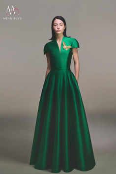 Expertly crafted with a vibrant green hue, the dress exudes elegance and sophistication. Made with high-quality materials, this dress is perfect for any occasion. Its timeless design and impeccable fit enhance the natural curves of the body. Circular Dress, Gown Wedding, Vibrant Green, Ball Gowns Wedding, Wedding Party Dresses