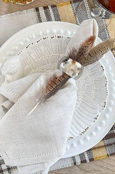 How To Host Thanksgiving In A Small Space- the Guide - StoneGable Diy Napkin Rings, Placemat Diy, Holiday Decor Trends, Thanksgiving Placemat, Host Thanksgiving, Thanksgiving Tablecloth, Fall Placemats, Thanksgiving Placemats, Diy Placemats